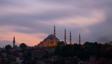 Günbatımı İstanbul, Türkiye 'de Süleyman Camii (Osmanlı İmparatorluğu Camii) ile birlikte. İstanbul 'daki Galata Köprüsü' nden görüntü.