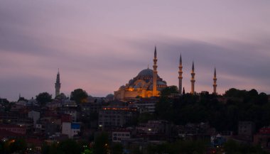 Günbatımı İstanbul, Türkiye 'de Süleyman Camii (Osmanlı İmparatorluğu Camii) ile birlikte. İstanbul 'daki Galata Köprüsü' nden görüntü.