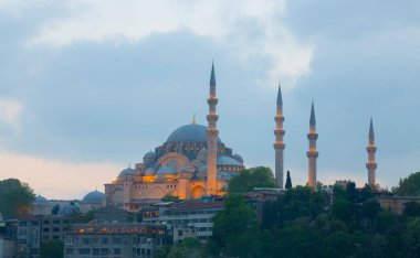 Günbatımı İstanbul, Türkiye 'de Süleyman Camii (Osmanlı İmparatorluğu Camii) ile birlikte. İstanbul 'daki Galata Köprüsü' nden görüntü.