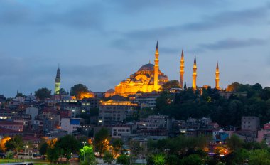 Günbatımı İstanbul, Türkiye 'de Süleyman Camii (Osmanlı İmparatorluğu Camii) ile birlikte. İstanbul 'daki Galata Köprüsü' nden görüntü.