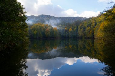 Yedigoller Park Bolu, Türkiye 'de sonbahar manzarası (yedi göl)