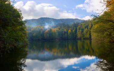 Yedigoller Park Bolu, Türkiye 'de sonbahar manzarası (yedi göl)
