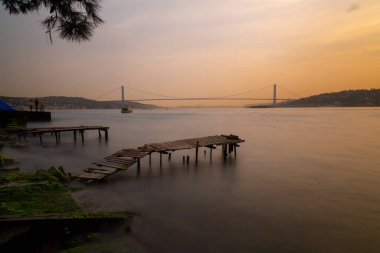 Boğaz köprüsü ve iskele uzun pozlama tekniğiyle yıkıldı.