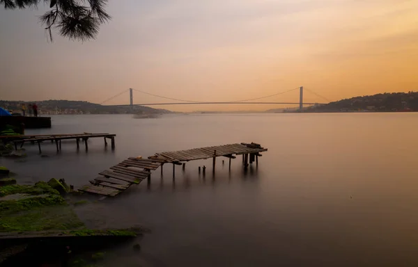 Boğaz Köprüsü Iskele Uzun Pozlama Tekniğiyle Yıkıldı — Stok fotoğraf