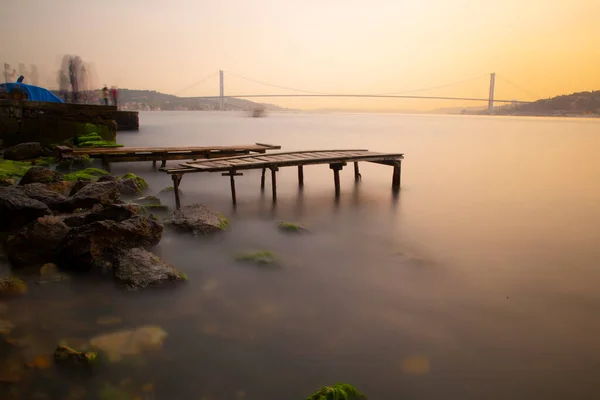 Bosporus Brücke Und Zerstörter Pier Mit Langzeitbelichtungstechnik Freigelegt — Stockfoto