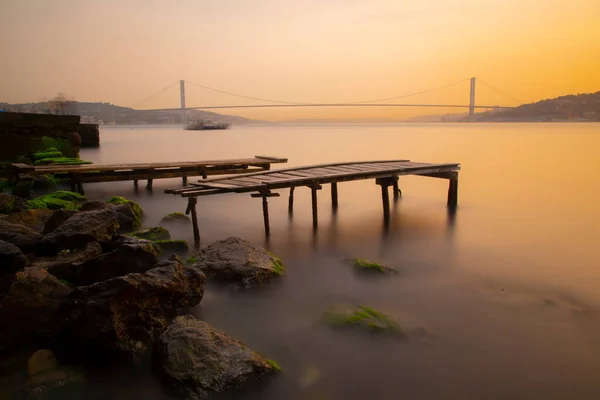 Bosphorus Most Zničené Molo Vystaven Dlouhou Expoziční Technikou — Stock fotografie