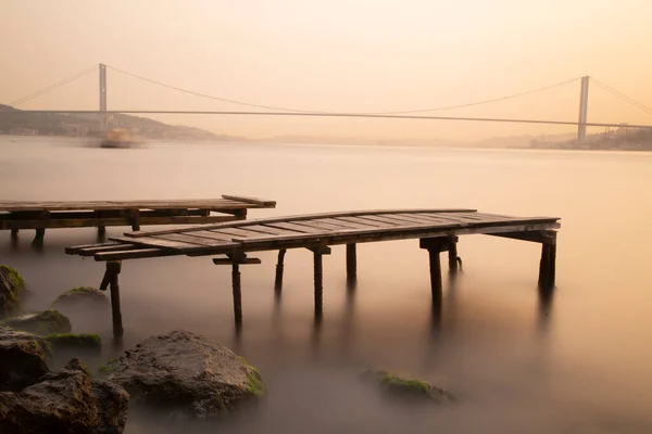 Мост Босфор Разрушенный Пирс Подвергаются Воздействию Техники Длительного Воздействия — стоковое фото