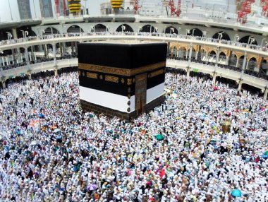 Bir grup hacı Kabe 'yi (tawaf) dolaşır.