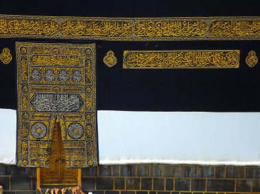 Bir grup hacı Kabe 'yi (tawaf) dolaşır.