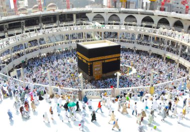 Bir grup hacı Kabe 'yi (tawaf) dolaşır.