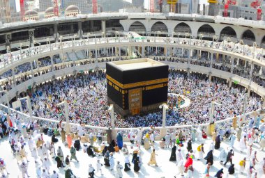 Bir grup hacı Kabe 'yi (tawaf) dolaşır.