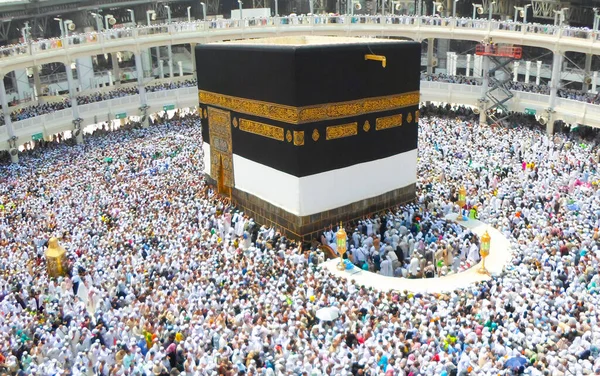 Een Menigte Pelgrims Circumabuleren Tawaf Kaaba — Stockfoto
