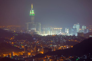 Mekke manzarası, saat kulesi ve şafak vakti Hira mağarasının bulunduğu 