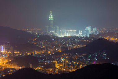 Mekke manzarası, saat kulesi ve şafak vakti Hira mağarasının bulunduğu 