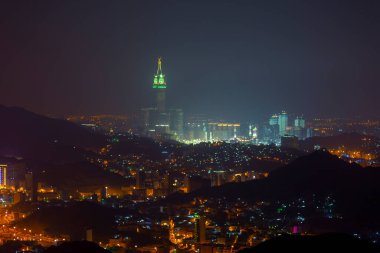 Mekke manzarası, saat kulesi ve şafak vakti Hira mağarasının bulunduğu 