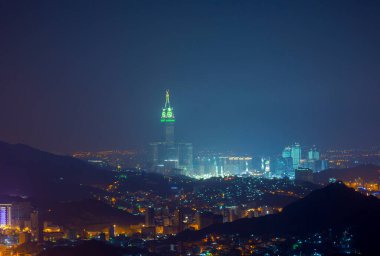 Mekke manzarası, saat kulesi ve şafak vakti Hira mağarasının bulunduğu 