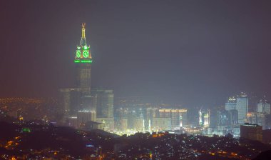Mekke manzarası, saat kulesi ve şafak vakti Hira mağarasının bulunduğu 