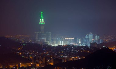 Mekke manzarası, saat kulesi ve şafak vakti Hira mağarasının bulunduğu 