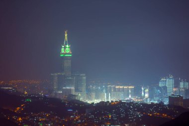 Mekke manzarası, saat kulesi ve şafak vakti Hira mağarasının bulunduğu 