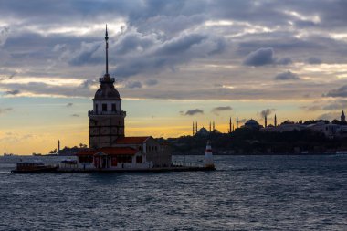 İstanbul, Türkiye. İstanbul, Türkiye 'nin ünlü Maiden' s Tower (Kiz Kulesi) simgesi ile Boğaz 'da gün batımı. Sahne yolculuğu arkaplanı.