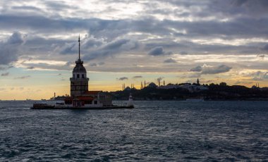 İstanbul, Türkiye. İstanbul, Türkiye 'nin ünlü Maiden' s Tower (Kiz Kulesi) simgesi ile Boğaz 'da gün batımı. Sahne yolculuğu arkaplanı.