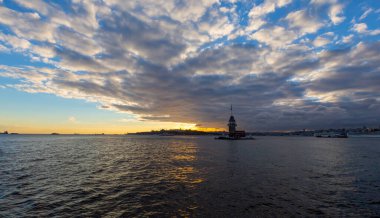 İstanbul, Türkiye. İstanbul, Türkiye 'nin ünlü Maiden' s Tower (Kiz Kulesi) simgesi ile Boğaz 'da gün batımı. Sahne yolculuğu arkaplanı.