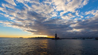 İstanbul, Türkiye. İstanbul, Türkiye 'nin ünlü Maiden' s Tower (Kiz Kulesi) simgesi ile Boğaz 'da gün batımı. Sahne yolculuğu arkaplanı.