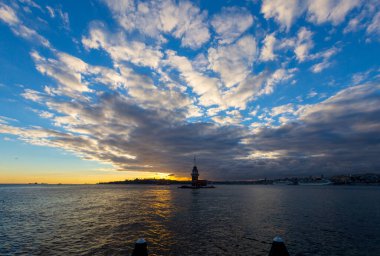 İstanbul, Türkiye. İstanbul, Türkiye 'nin ünlü Maiden' s Tower (Kiz Kulesi) simgesi ile Boğaz 'da gün batımı. Sahne yolculuğu arkaplanı.