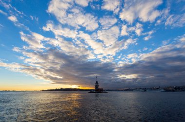 İstanbul, Türkiye. İstanbul, Türkiye 'nin ünlü Maiden' s Tower (Kiz Kulesi) simgesi ile Boğaz 'da gün batımı. Sahne yolculuğu arkaplanı.