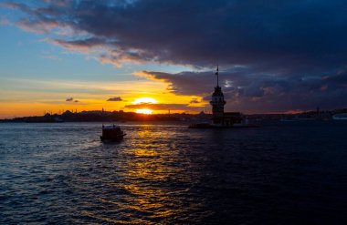 İstanbul, Türkiye. İstanbul, Türkiye 'nin ünlü Maiden' s Tower (Kiz Kulesi) simgesi ile Boğaz 'da gün batımı. Sahne yolculuğu arkaplanı.