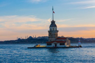 İstanbul, Türkiye. İstanbul, Türkiye 'nin ünlü Maiden' s Tower (Kiz Kulesi) simgesi ile Boğaz 'da gün batımı. Sahne yolculuğu arkaplanı.