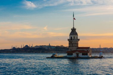 İstanbul, Türkiye. İstanbul, Türkiye 'nin ünlü Maiden' s Tower (Kiz Kulesi) simgesi ile Boğaz 'da gün batımı. Sahne yolculuğu arkaplanı.