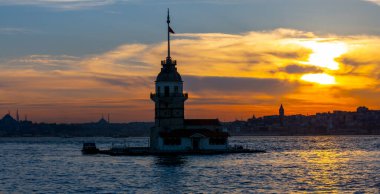 İstanbul, Türkiye. İstanbul, Türkiye 'nin ünlü Maiden' s Tower (Kiz Kulesi) simgesi ile Boğaz 'da gün batımı. Sahne yolculuğu arkaplanı.