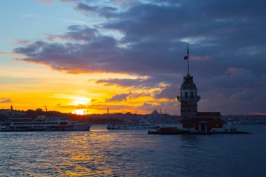 İstanbul, Türkiye. İstanbul, Türkiye 'nin ünlü Maiden' s Tower (Kiz Kulesi) simgesi ile Boğaz 'da gün batımı. Sahne yolculuğu arkaplanı.