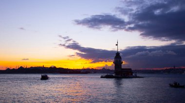 İstanbul, Türkiye. İstanbul, Türkiye 'nin ünlü Maiden' s Tower (Kiz Kulesi) simgesi ile Boğaz 'da gün batımı. Sahne yolculuğu arkaplanı.