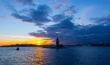 İstanbul, Türkiye. İstanbul, Türkiye 'nin ünlü Maiden' s Tower (Kiz Kulesi) simgesi ile Boğaz 'da gün batımı. Sahne yolculuğu arkaplanı.
