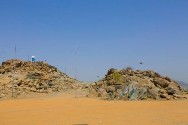  Müslümanlar Suudi Arabistan 'daki Arafat Dağı' nda (veya Jabal Rahmah). Burası Adem ve Havva 'nın cennetten düştükten sonra buluştukları yer..