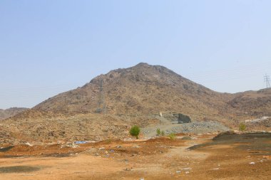 Müslümanlar Suudi Arabistan 'daki Arafat Dağı' nda (veya Jabal Rahmah). Burası Adem ve Havva 'nın cennetten düştükten sonra buluştukları yer..