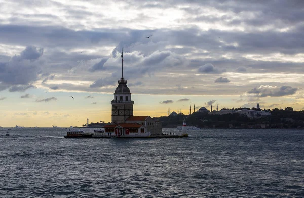 土耳其伊斯坦布尔 在博斯普鲁斯上落日 有著名的梅登塔 Kiz Kulesi 象征着土耳其伊斯坦布尔 情景旅行背景 — 图库照片