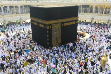 Tawaf, hacıların Mescid-i Haram 'daki Kutsal Kabe' de yedi çember çizdiği Umra ya da Hac zamanlarında yapılan bir ayindir.