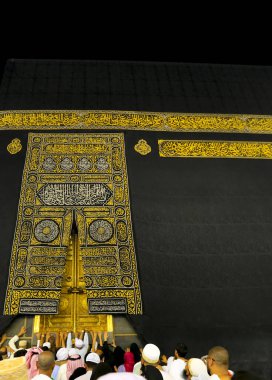Tawaf, hacıların Mescid-i Haram 'daki Kutsal Kabe' de yedi çember çizdiği Umra ya da Hac zamanlarında yapılan bir ayindir.