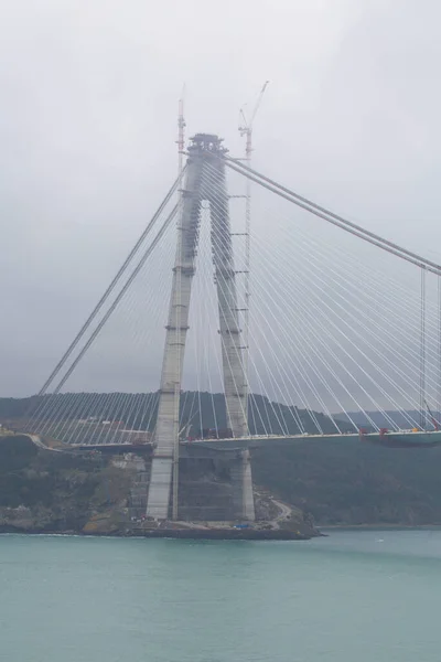 Medan Yavuz Sultan Selim Bridge Byggdes Istanbul Turkiet — Stockfoto