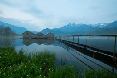 Bavyeralı Kochelsee 'ye Idyllic Sabah Güneşi