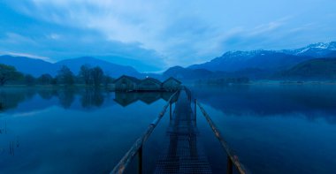 Bavyeralı Kochelsee 'ye Idyllic Sabah Güneşi