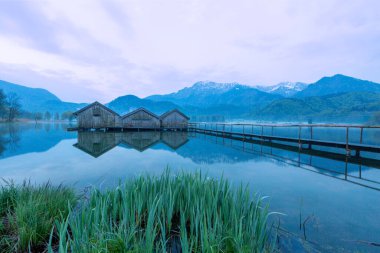 Bavyeralı Kochelsee 'ye Idyllic Sabah Güneşi