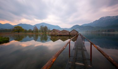 Bavyeralı Kochelsee 'ye Idyllic Sabah Güneşi