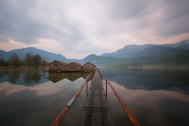 Bavyeralı Kochelsee 'ye Idyllic Sabah Güneşi