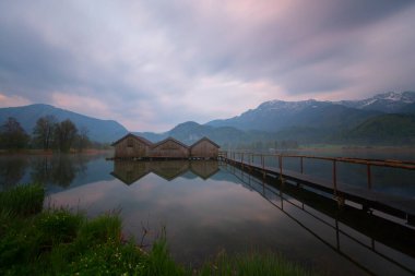 Bavyeralı Kochelsee 'ye Idyllic Sabah Güneşi