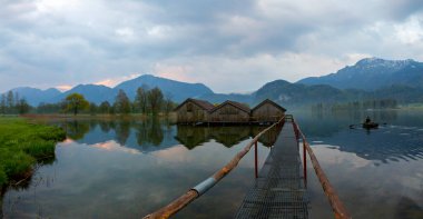 Bavyeralı Kochelsee 'ye Idyllic Sabah Güneşi