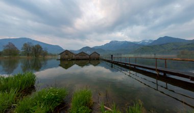 Bavyeralı Kochelsee 'ye Idyllic Sabah Güneşi